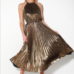 Lulu’s gold pleated dress